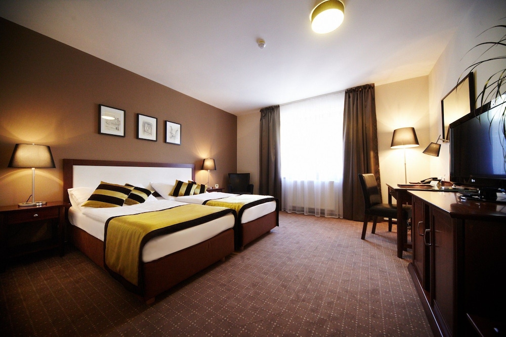 Bristol Hotel 9/52