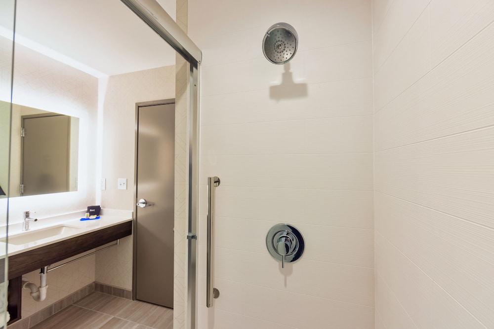 Holiday Inn Express Suites Harrisonburg University Area 25/54