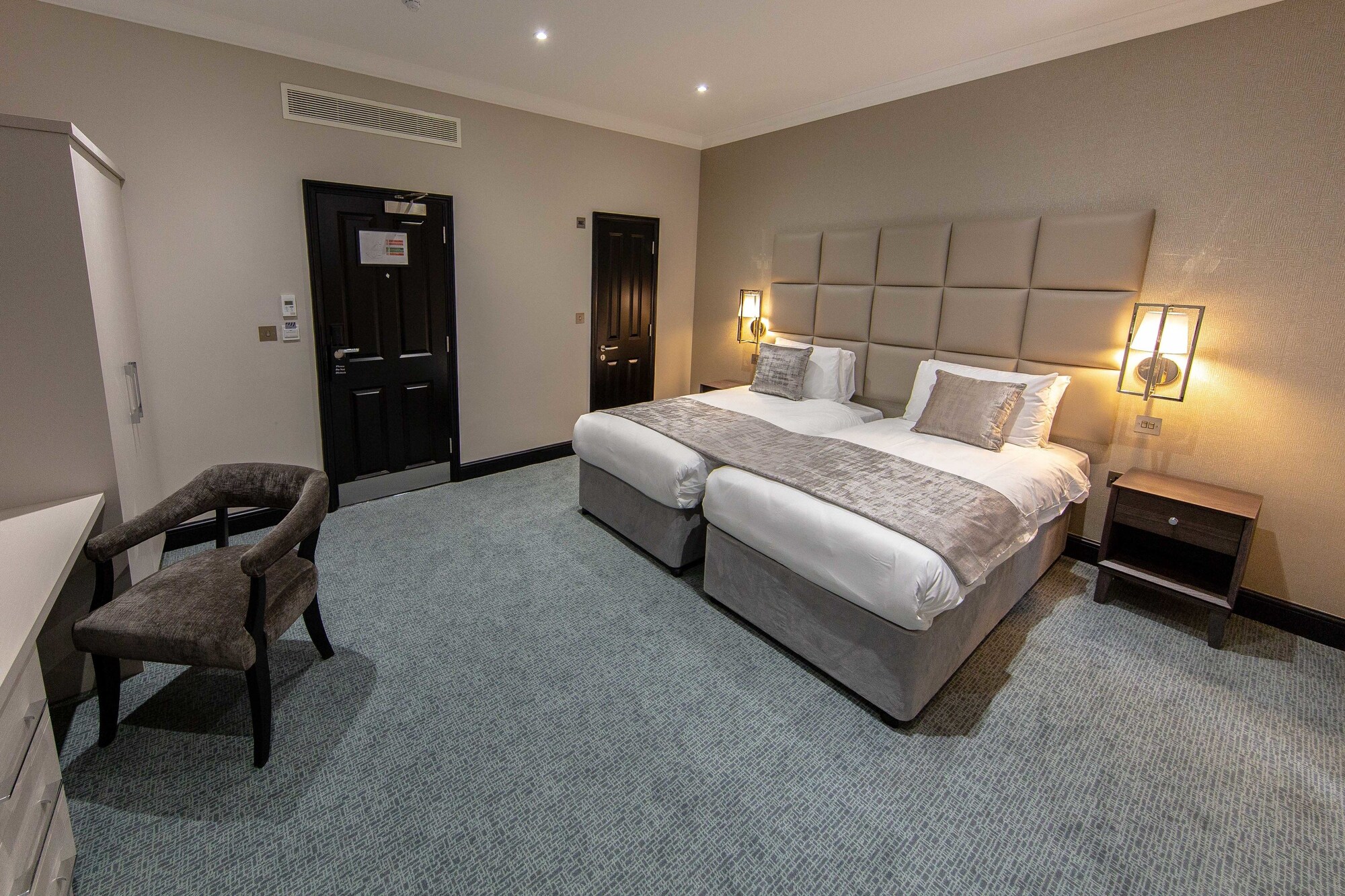 DELUXE, TWIN BEDS