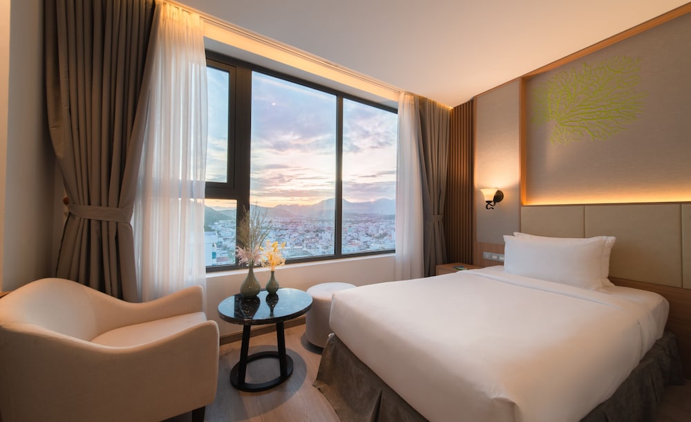 SUPERIOR, TWIN BEDS, CITY VIEW