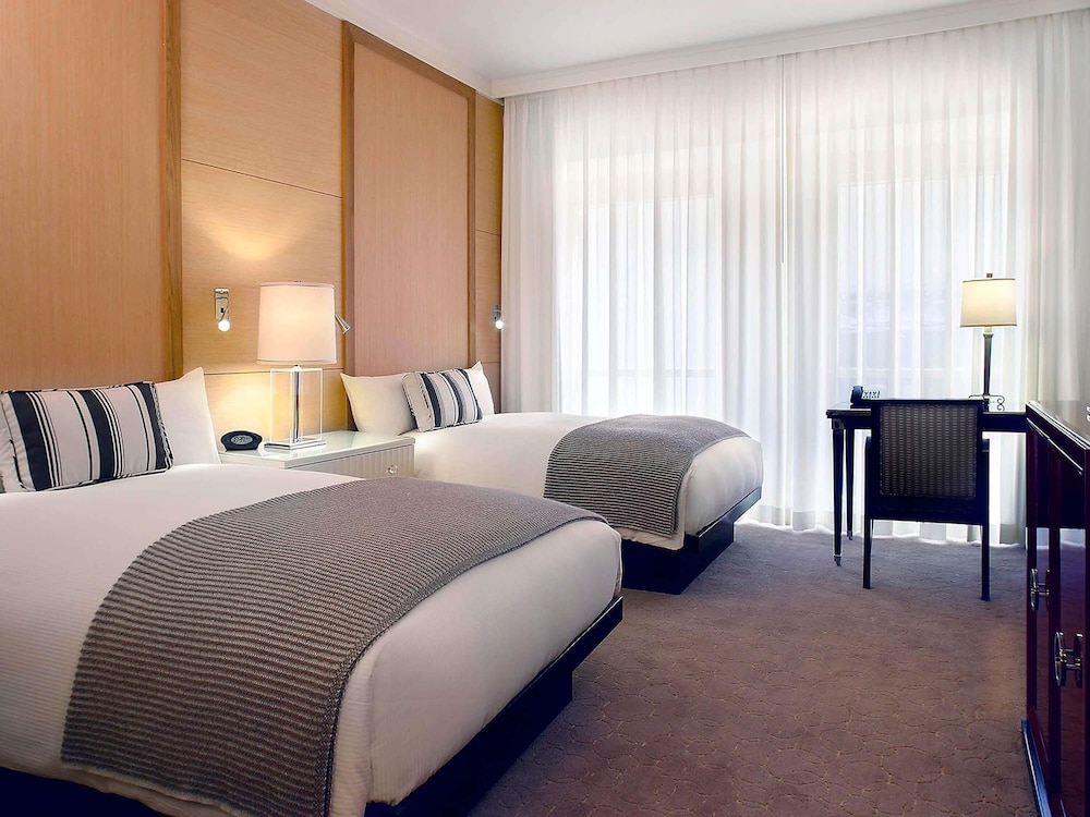 SUPERIOR, 2 QUEEN BEDS, BEVERLY BOULEVARD VIEW
