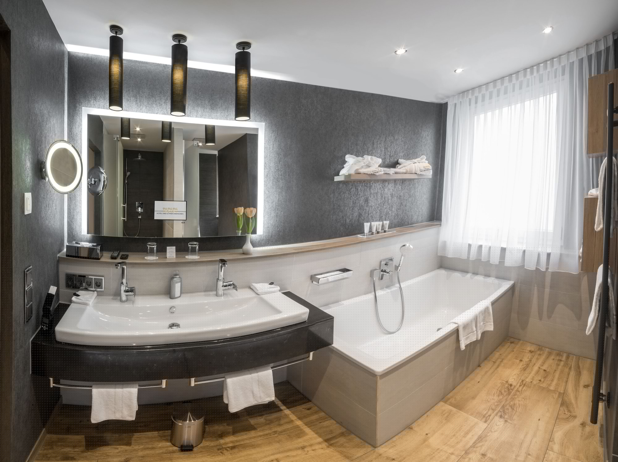 SUITE, KING BED