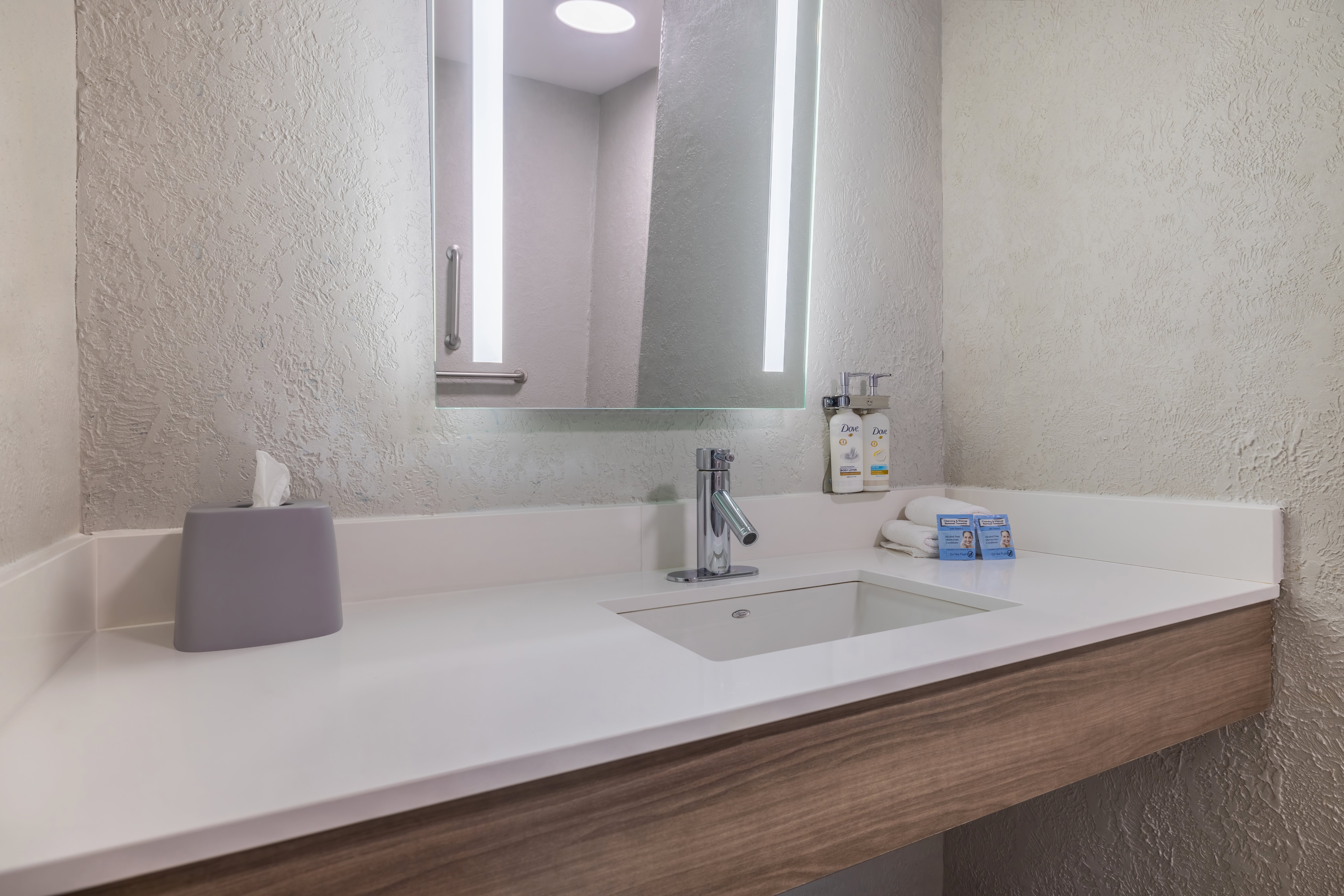Holiday Inn Express Hotel Suites Kansas City Airport 70/72