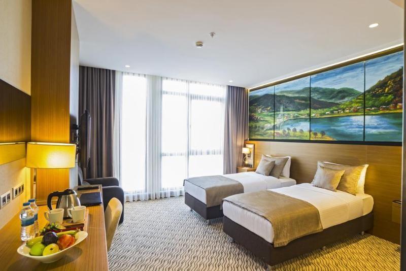 Superior, Triple, 1 Double and 4 Single Beds, City View