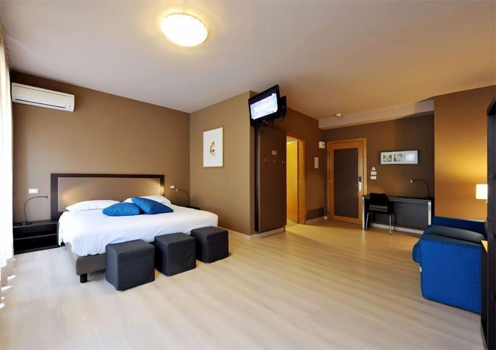 M14 Hotel 17/56