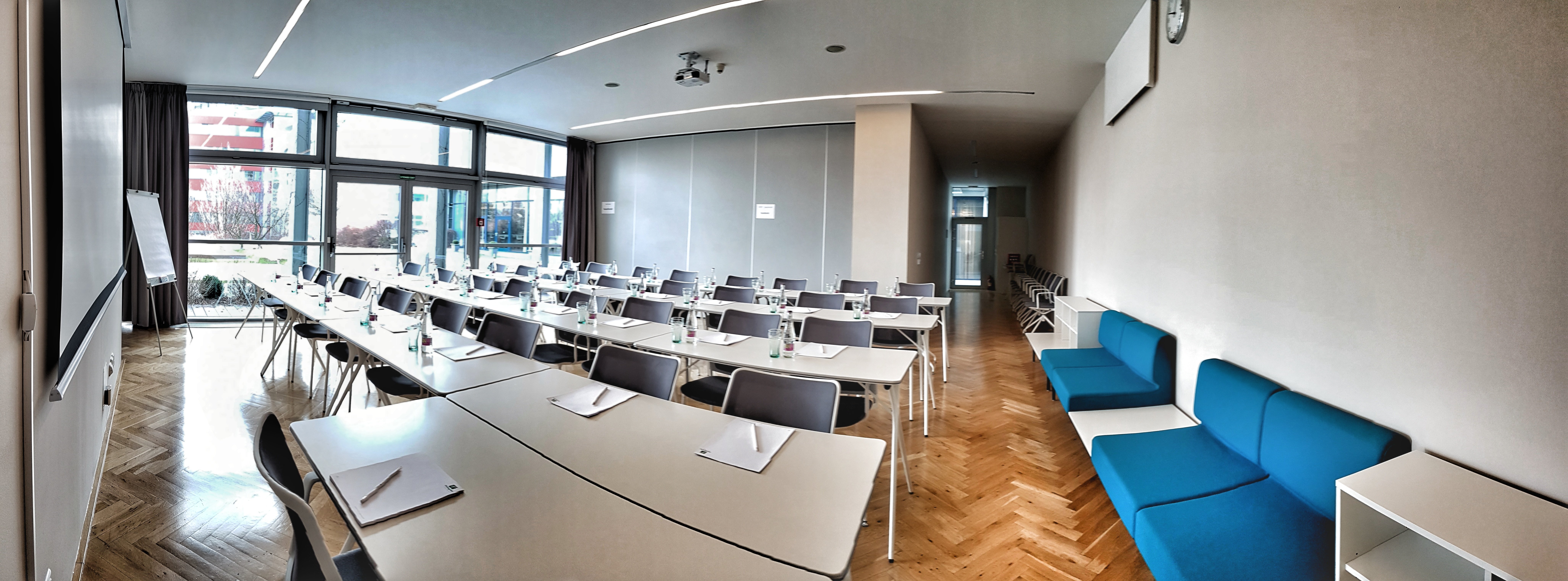 HOLIDAY INN PRAGUE AIRPORT 40/76