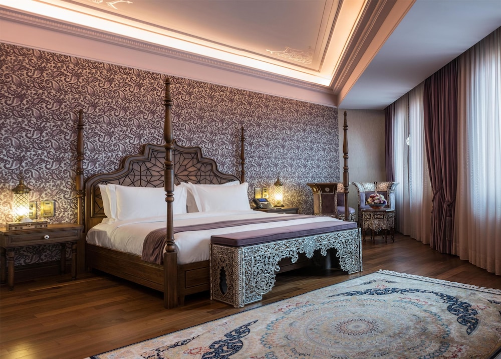 Suite, French Street View, Corner