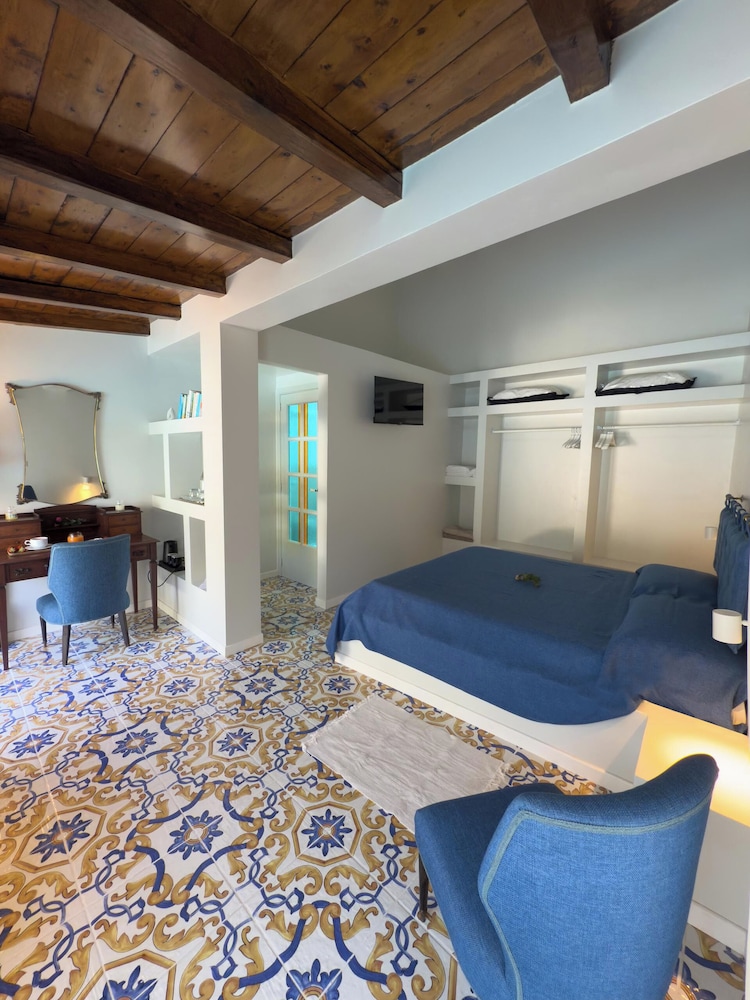 Room, Double Bed, Pool View, La Villa 9/10