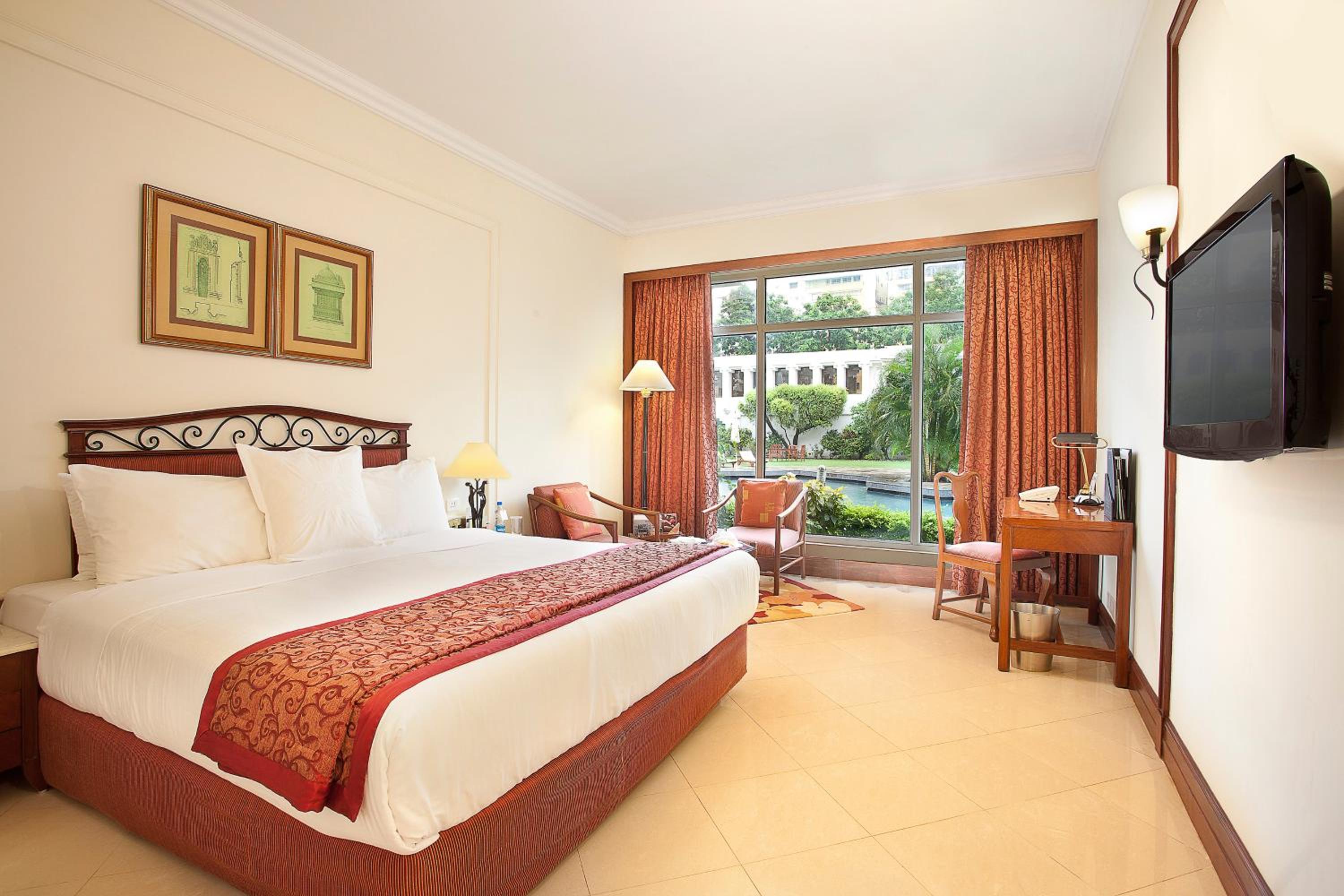 ROOM, DOUBLE BED