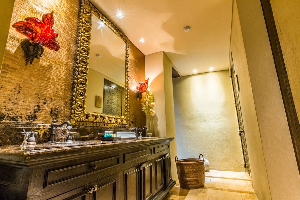 Bastion Luxury Hotel 13/75