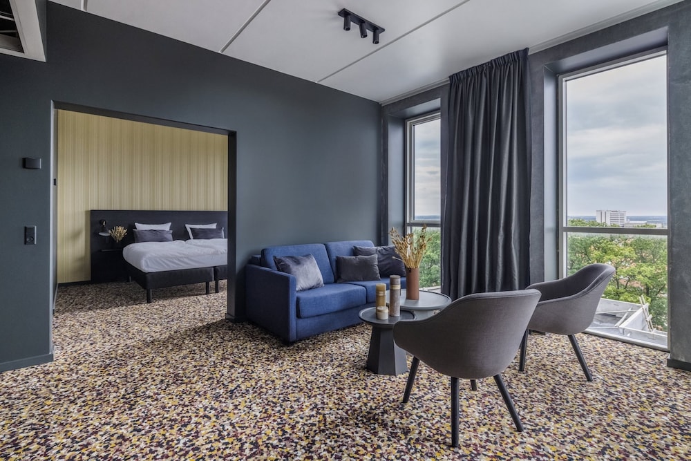 Peak 12 Hotel 48/63