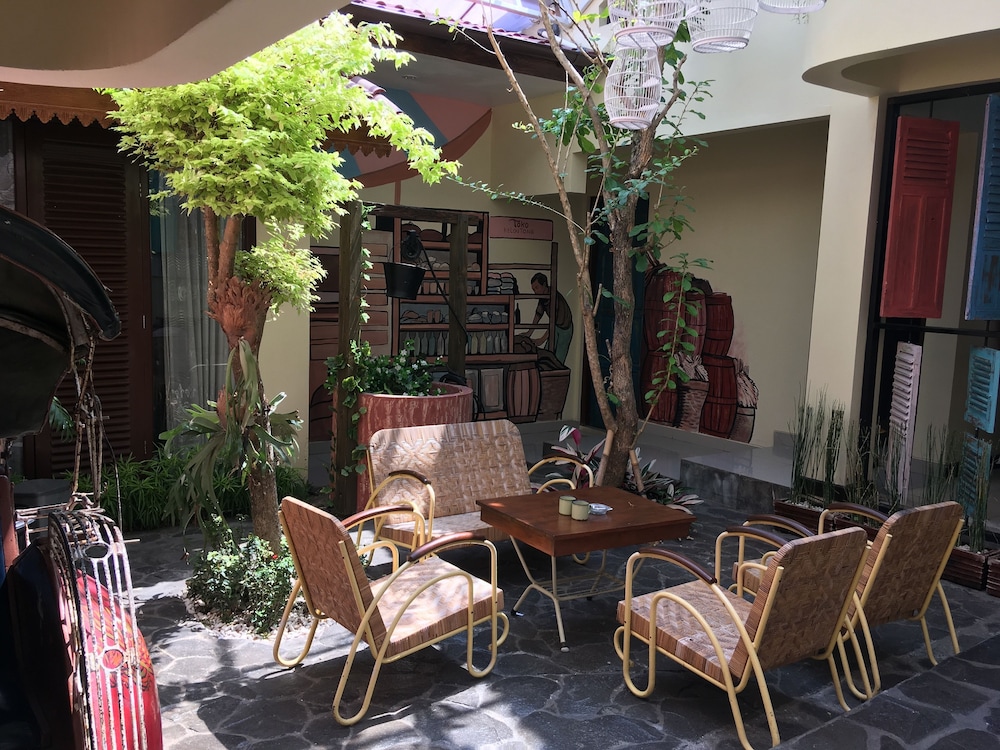 Omah Njonja Bed & Brasserie 41/63