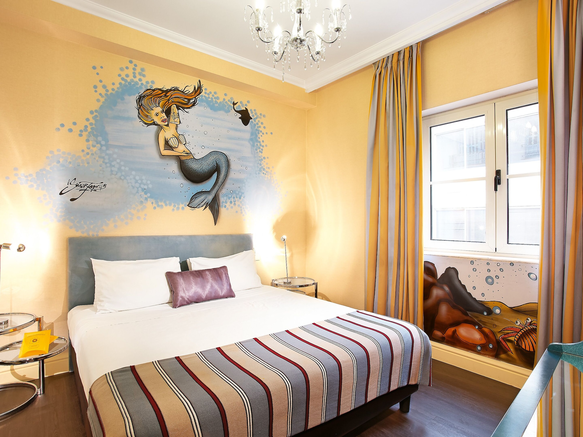 GRAFFITI, GUEST ROOM, FAMILY