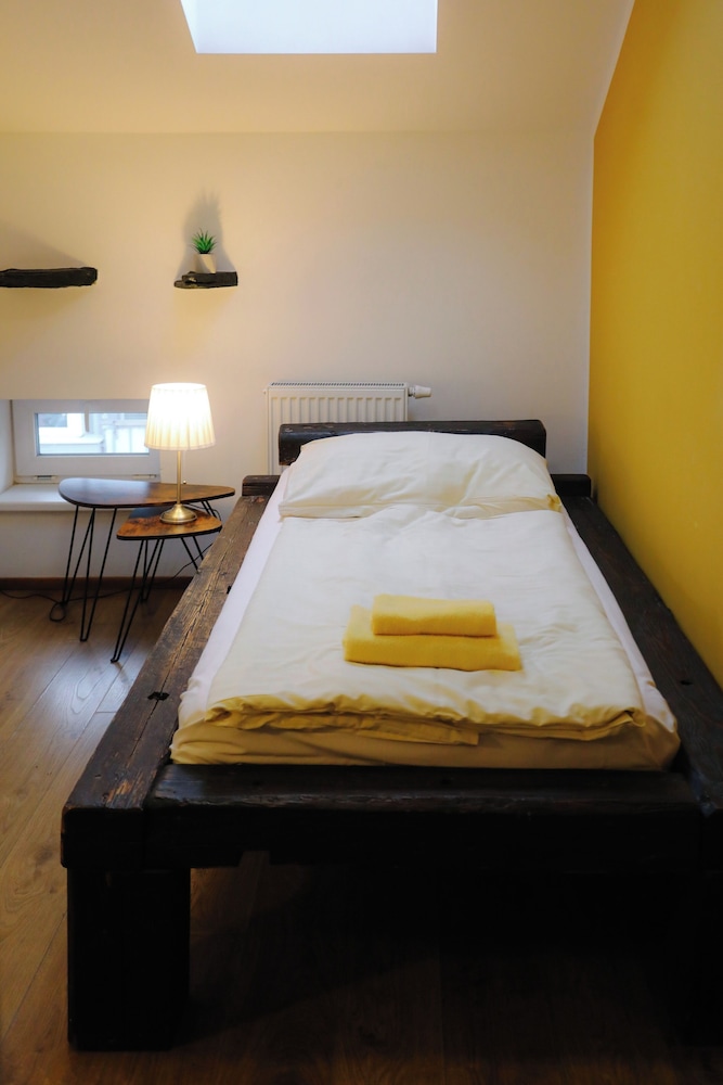 ROOM, SINGLE, SINGLE BED, SHARED BATHROOM