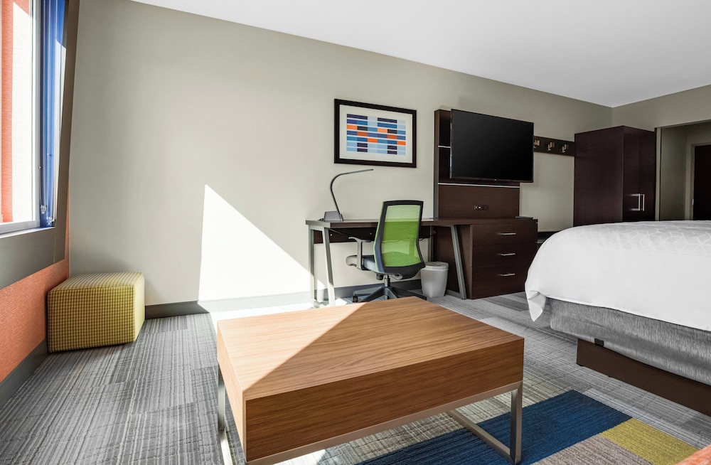 Holiday Inn Express Suites Sanford 26/54