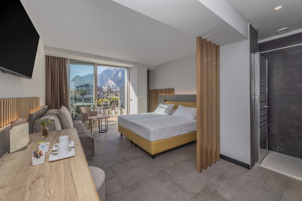 غرفة ديلوكس بسرير مزدوج أو سريرين منفصلين بشرفة، Hotel Garda 5/8