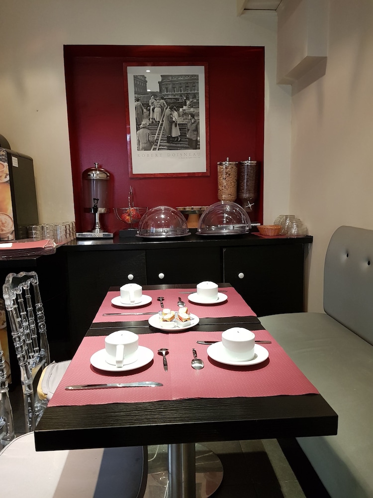 D'anjou Hotel 32/43
