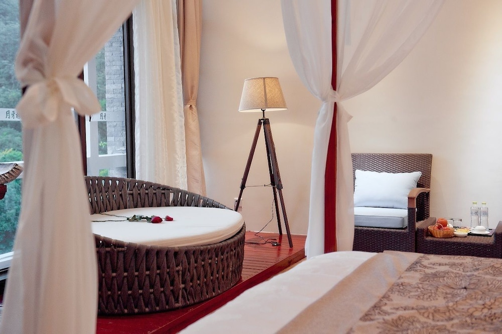 Guilin Crystal Crescent Moon Hotel 37/71