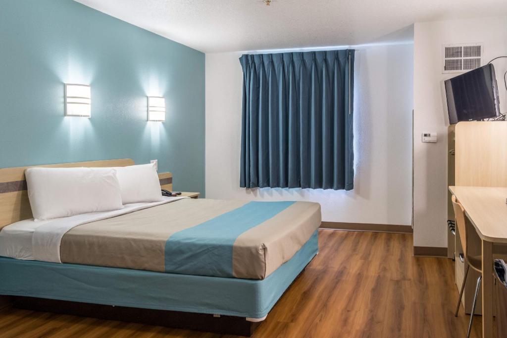 1 Queen Bed Non-Smoking, Micfridge