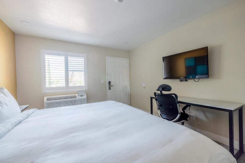 Hotel Avenida Victorville I-15 10/44