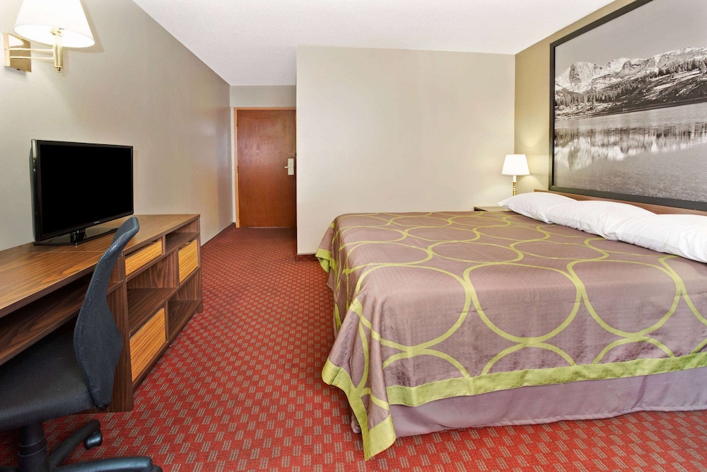 Super 8 by Wyndham Longmont/Del Camino 20/22