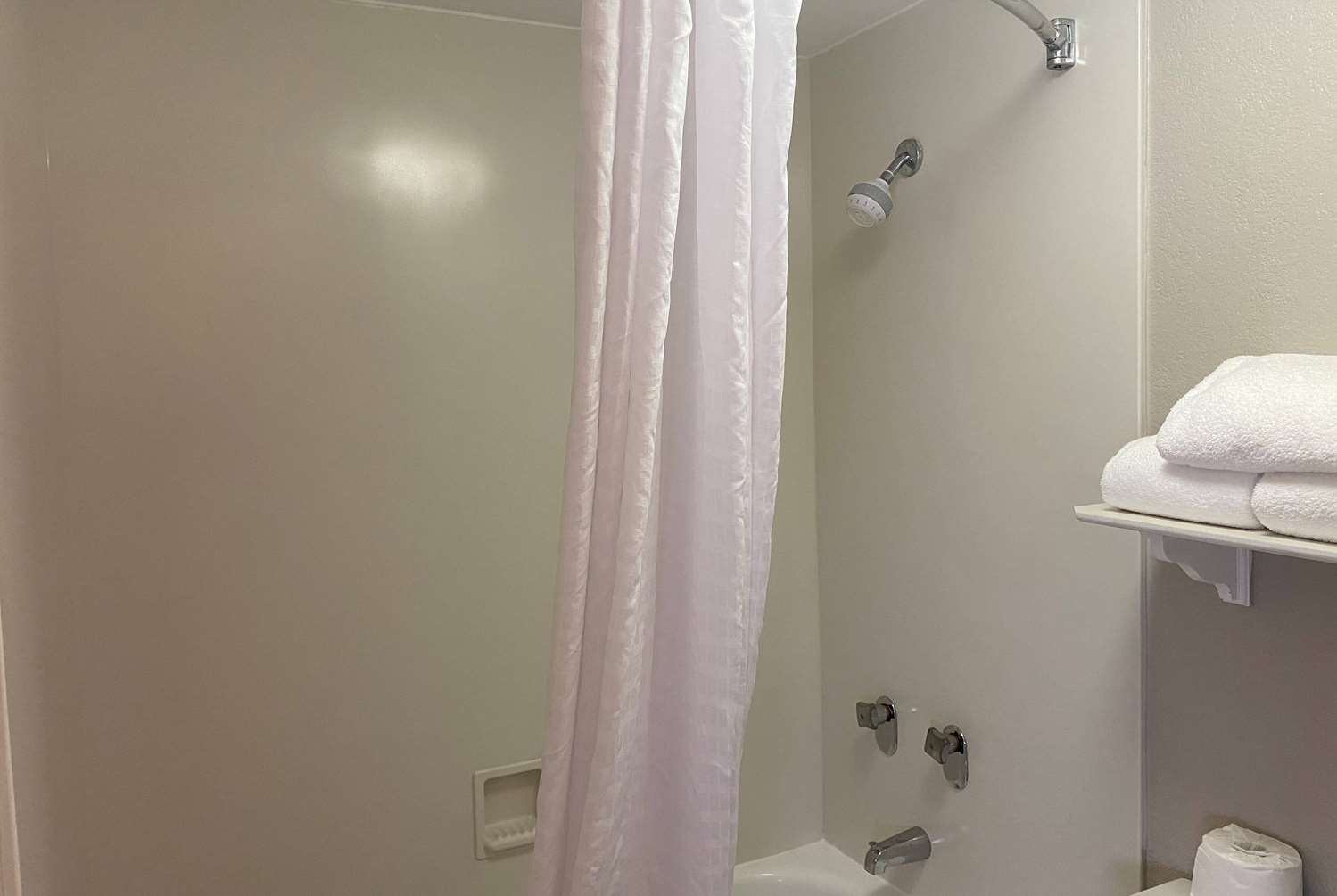Days Inn & Suites by Wyndham Arlington Heights 34/36