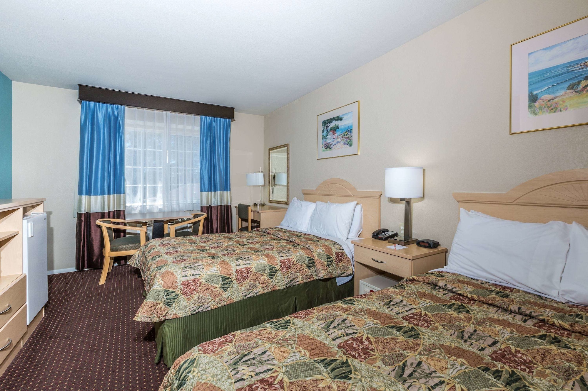 غرفة بزنس بسريرين مزدوجين بإطلالة جزئية على البحر، Howard Johnson By Wyndham Santa Cruz Beach Boardwalk 2/4