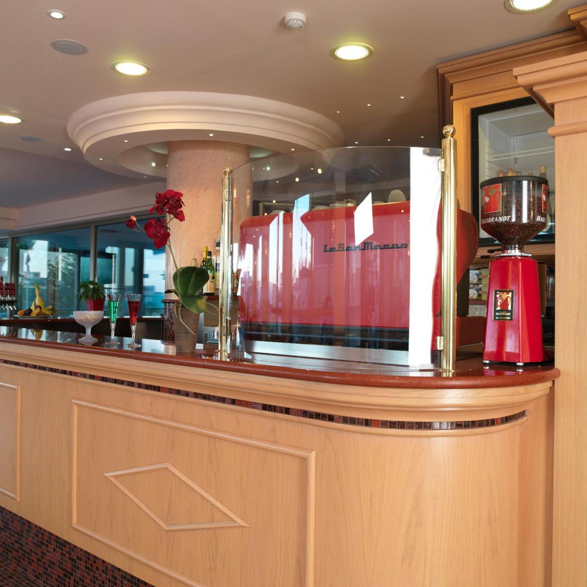 Hotel Mondial 8/48
