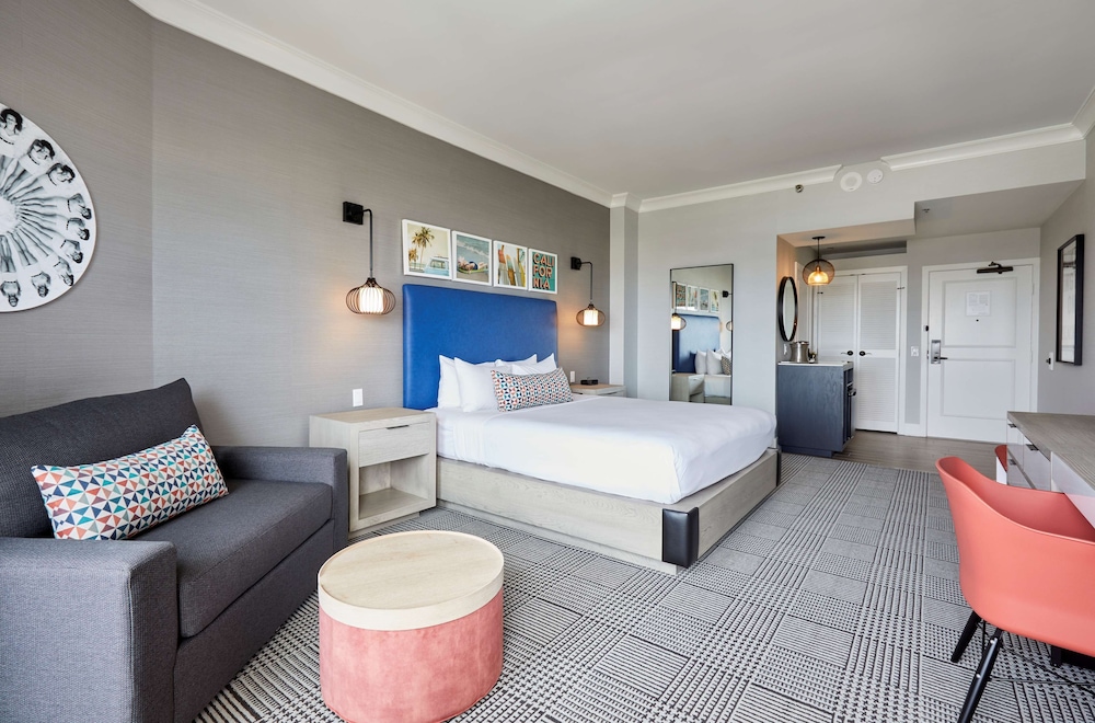 Tower, Huntington, King Bed, Resort View, Balcony