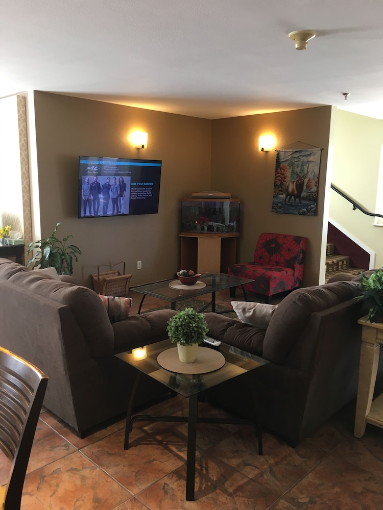 GuestHouse Inn and Suites Cheyenne 14/28