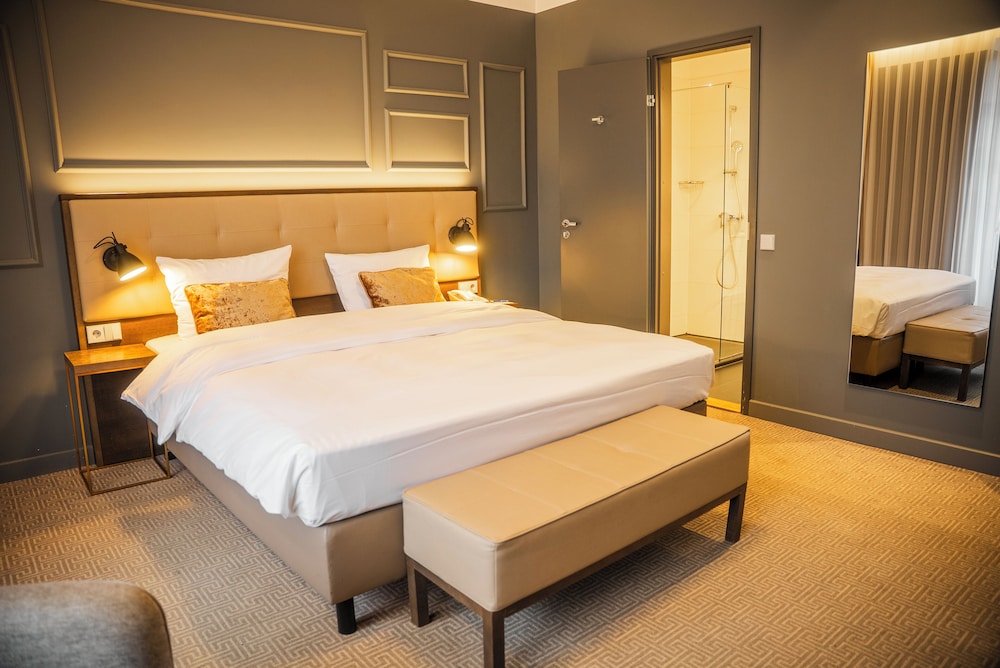 Elegant, Double Bed 2/9