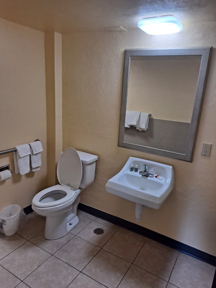 Days Inn by Wyndham Gainesville University 8/17