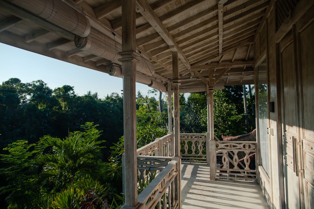 B Saya Villa And Restaurant 45/50