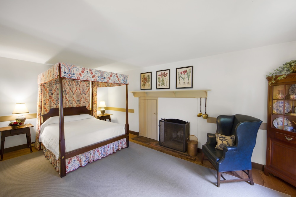The Colonial Houses - A Colonial Williamsburg Hotel 13/66