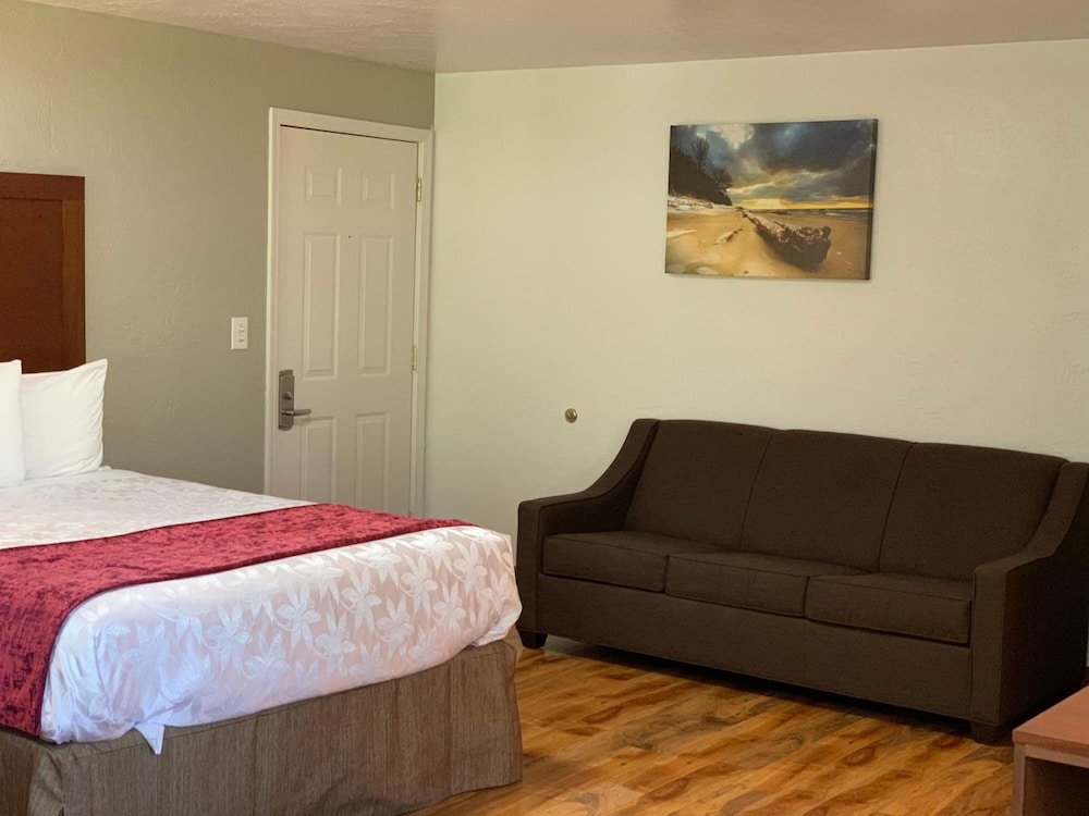 Red Carpet Inn Medford 8/36