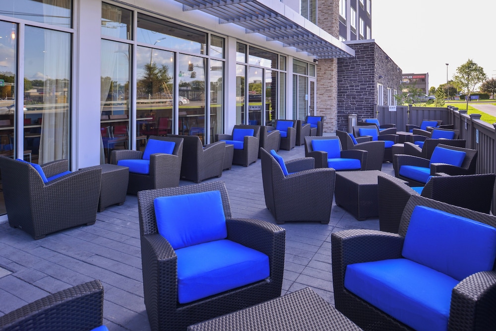 Holiday Inn Express and Suites - Mall of America - MSP Airport 42/68