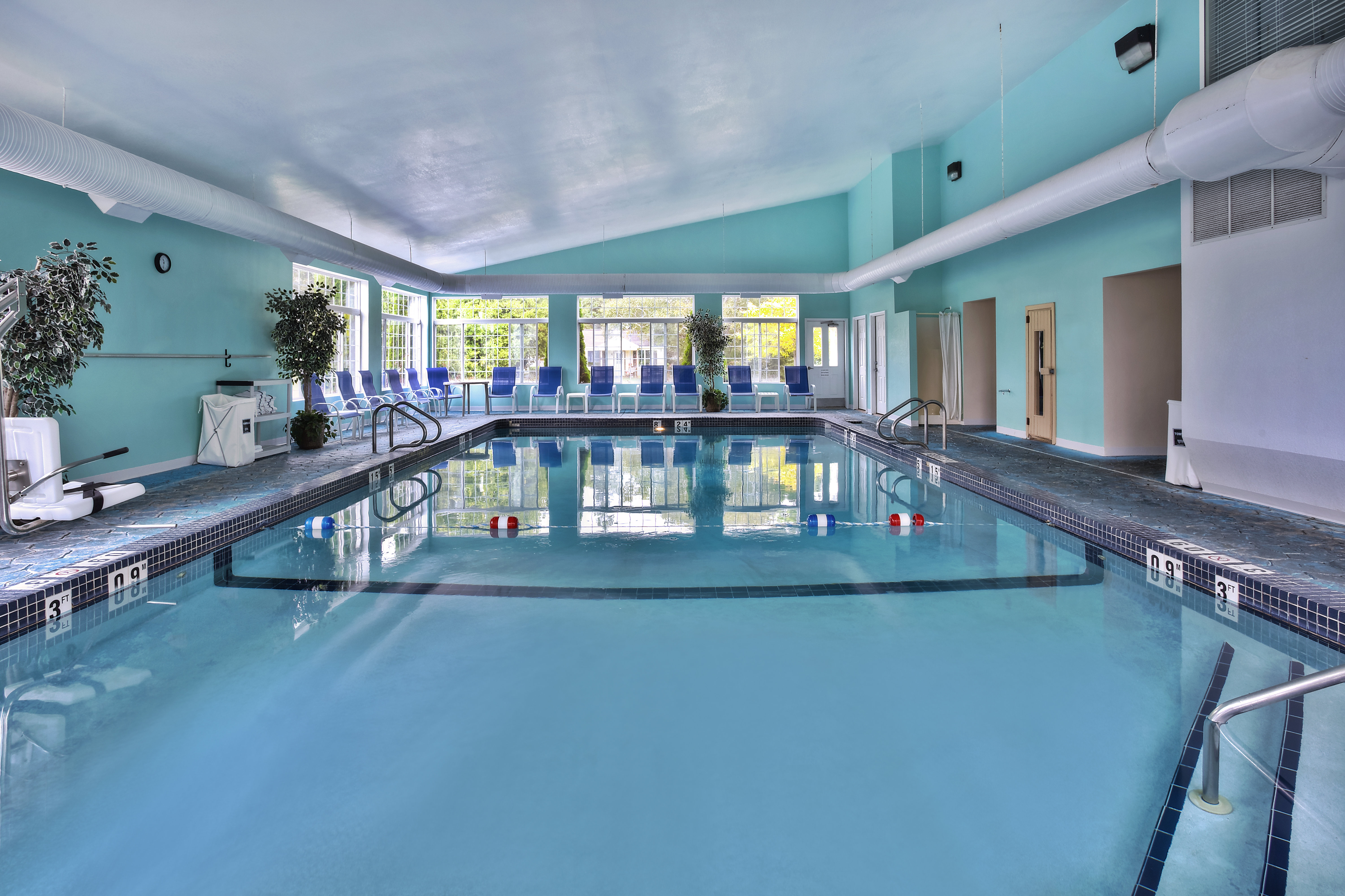 HOLIDAY INN EXPRESS MACKINAW CITY 37/54