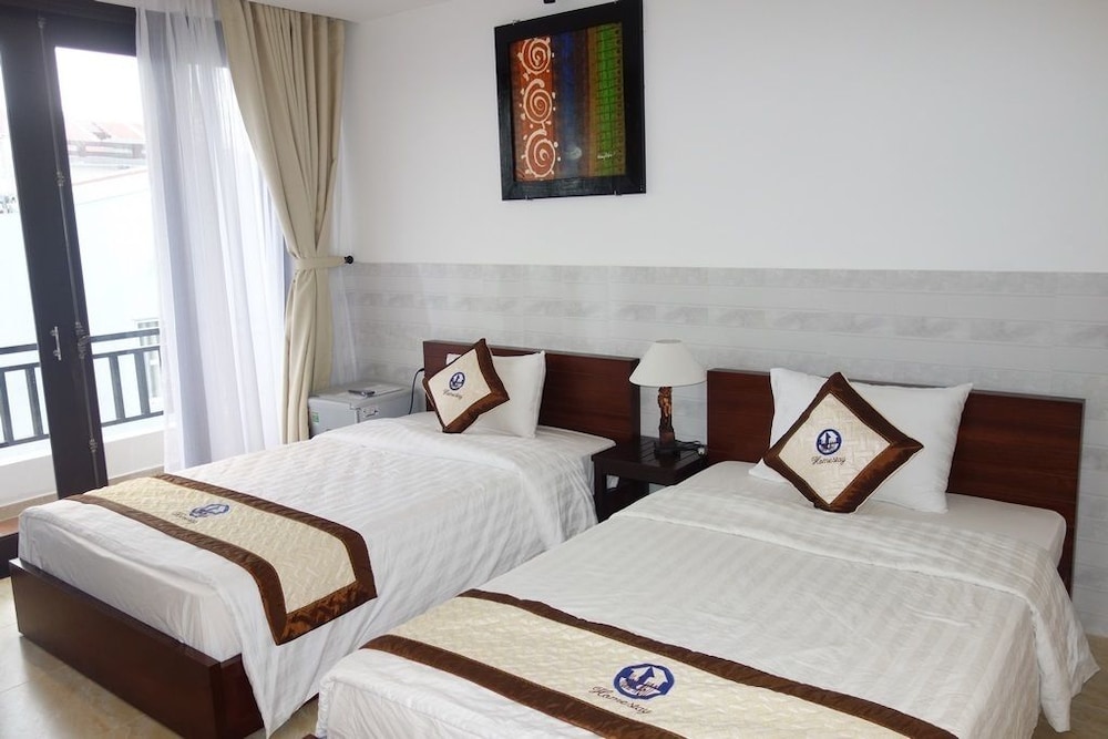 DELUXE, DOUBLE OR TWIN BED