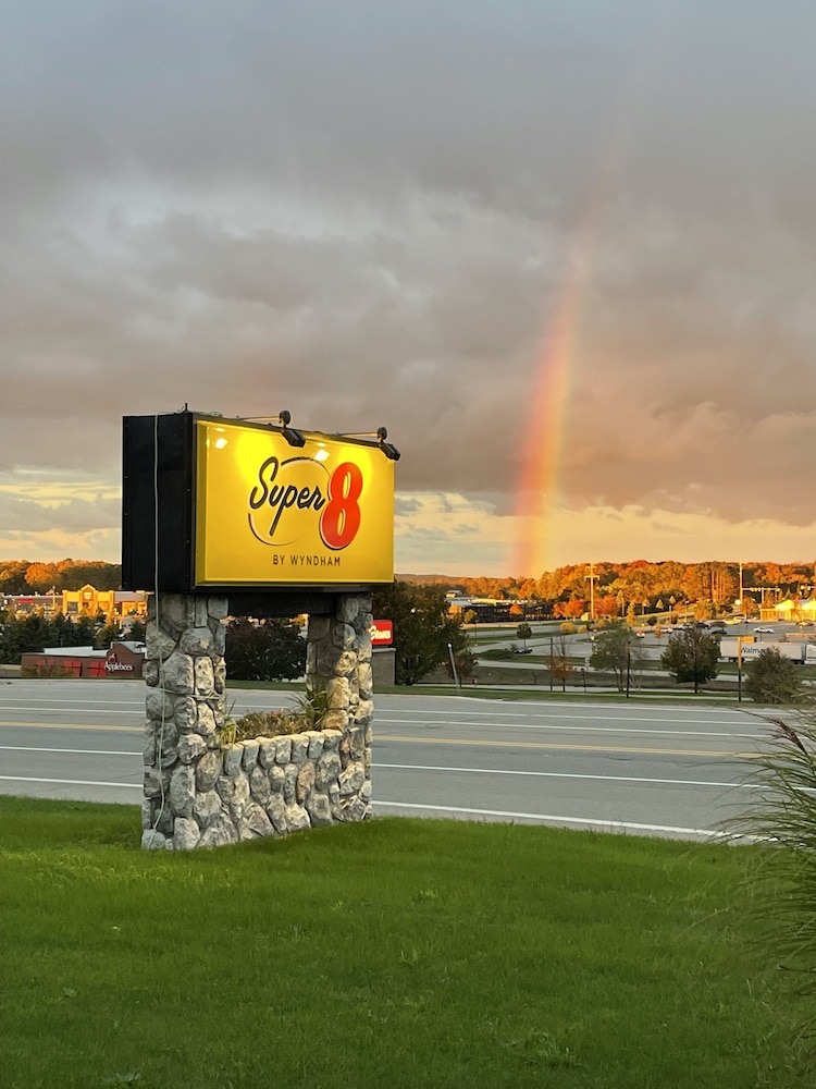 Super 8 by Wyndham Petoskey 21/21