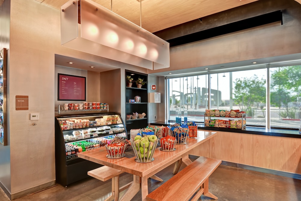 Aloft Phoenix Airport 38/62