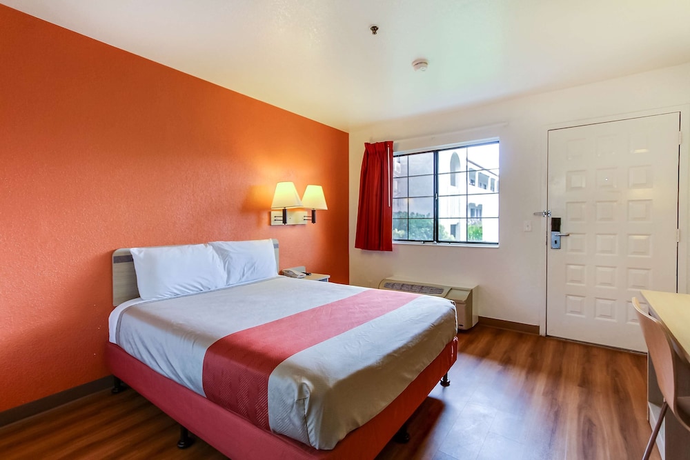 Motel6 Salinas, CA - North Monterey Area 19/41