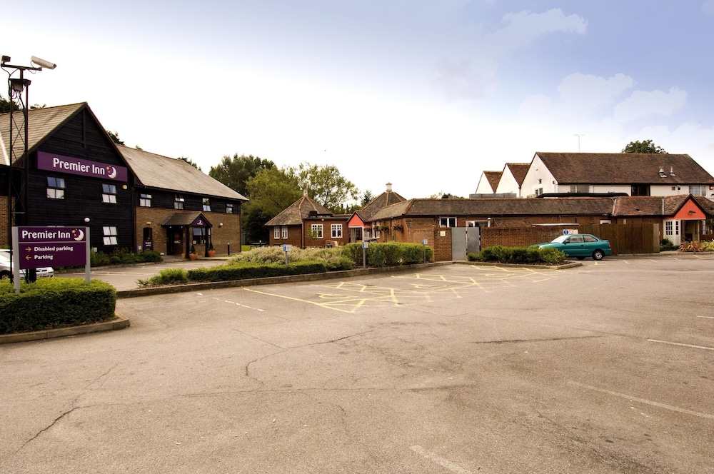 Premier Inn Farnborough West (Southwood) 34/38