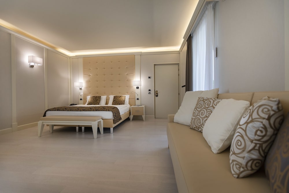 SUITE, HOUSE, GARDEN VIEW