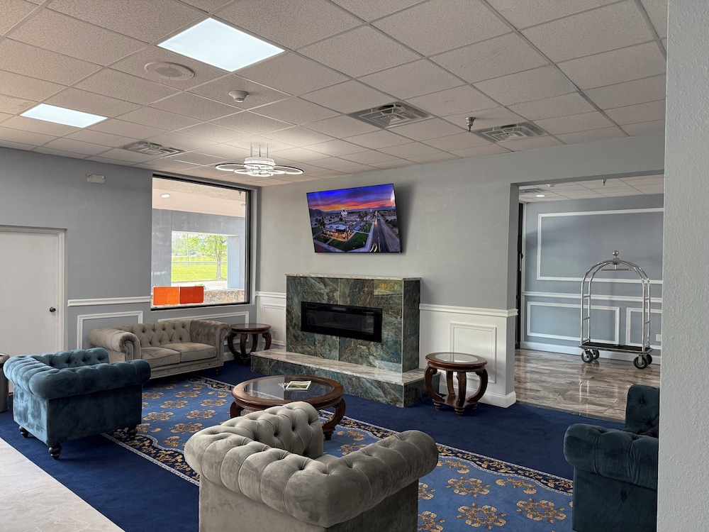 Holiday Lodge Hotel &amp; Conference Center 27/50