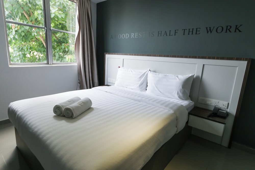 SUPERIOR, QUEEN BED