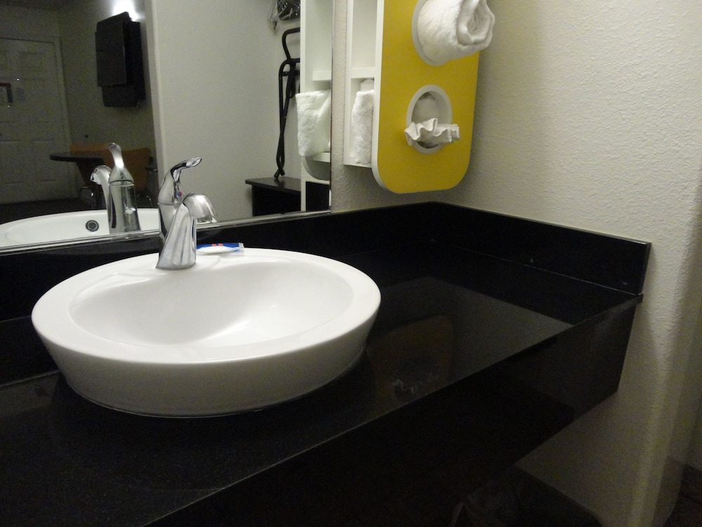 Motel 6 Monterey Downtown 63/66