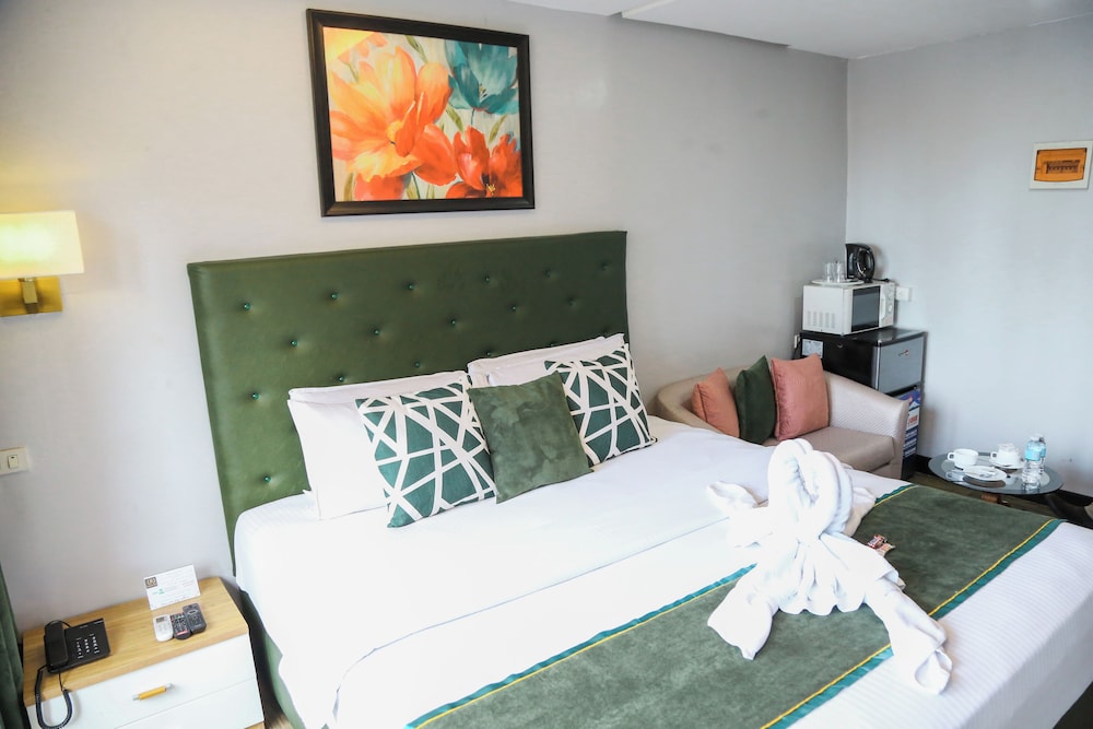 Pacific Bay Grand Suites 15/50