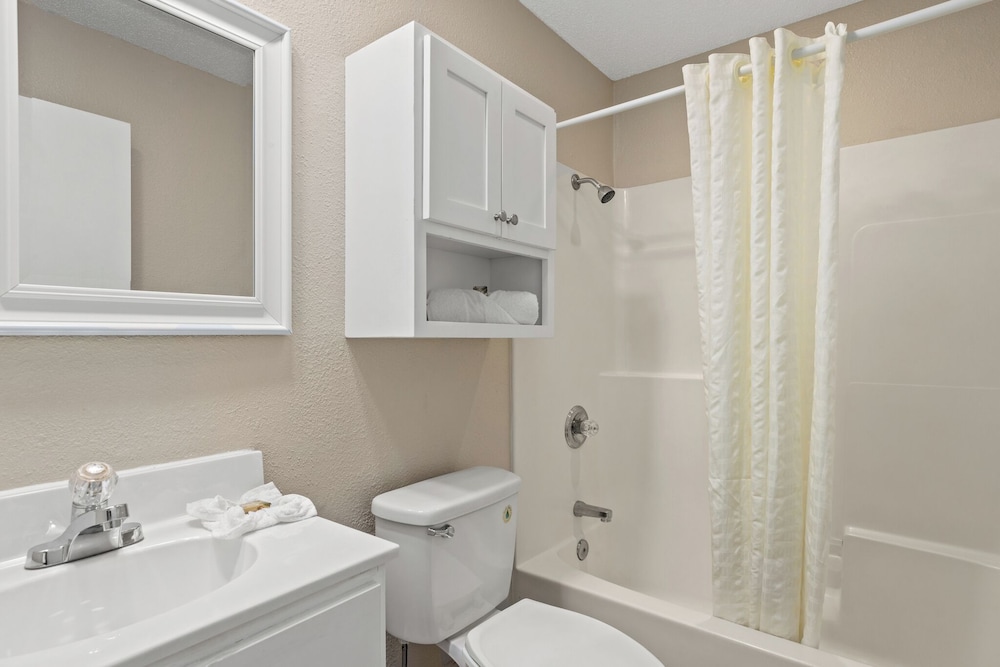 1 Bedroom, Suite, 3 Double Beds, Beach Front, Sofa، Sandpiper Beacon Beach Resort 2/2