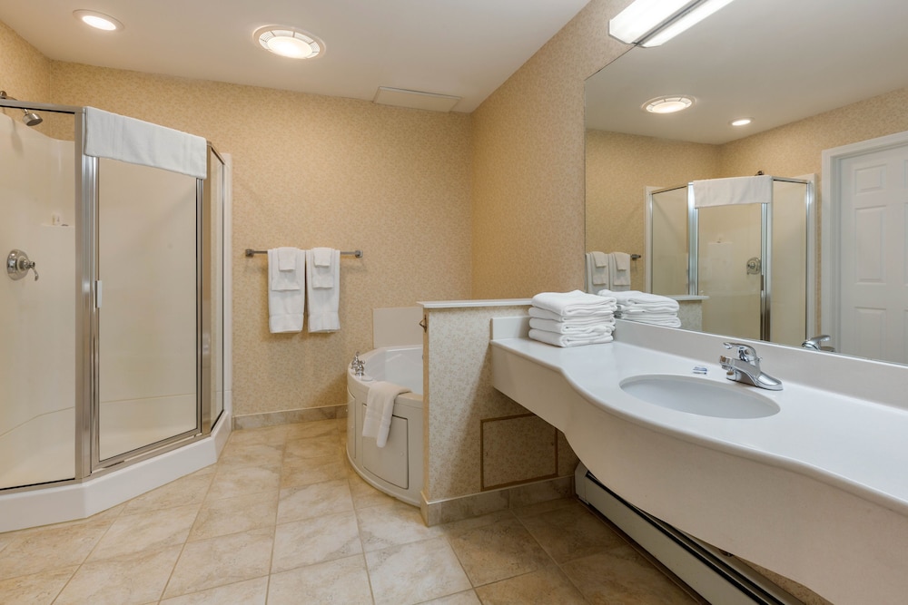جناح بسرير كينج بغرفة نوم واحدة مع أريكة بجاكوزي بمطبخ صغير، Ogunquit Hotel 8/10