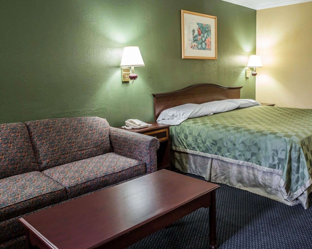 Rodeway Inn and Suites Plymouth Hwy 64 27/55